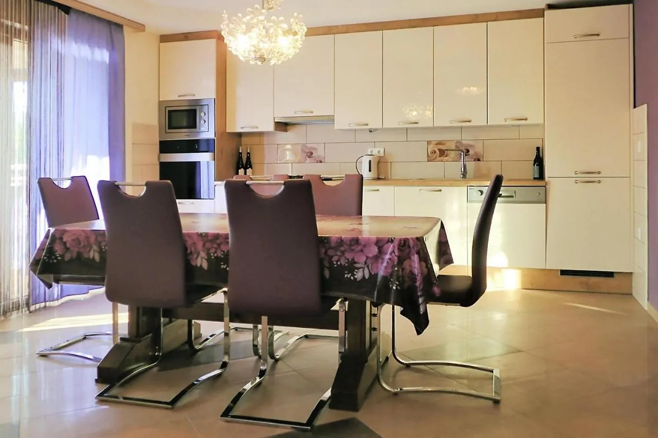 Apartment In Jasenice-Rovanjska, Comfortable And Close To The Beach