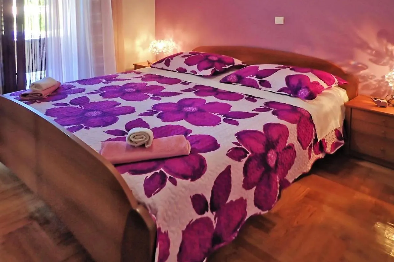 Apartment In Jasenice-Rovanjska, Comfortable And Close To The Beach