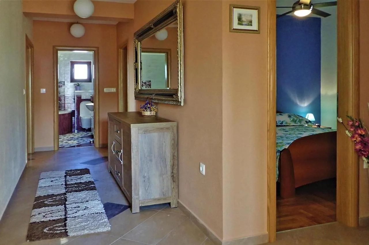 Apartment In Jasenice-Rovanjska, Comfortable And Close To The Beach Rovanjska