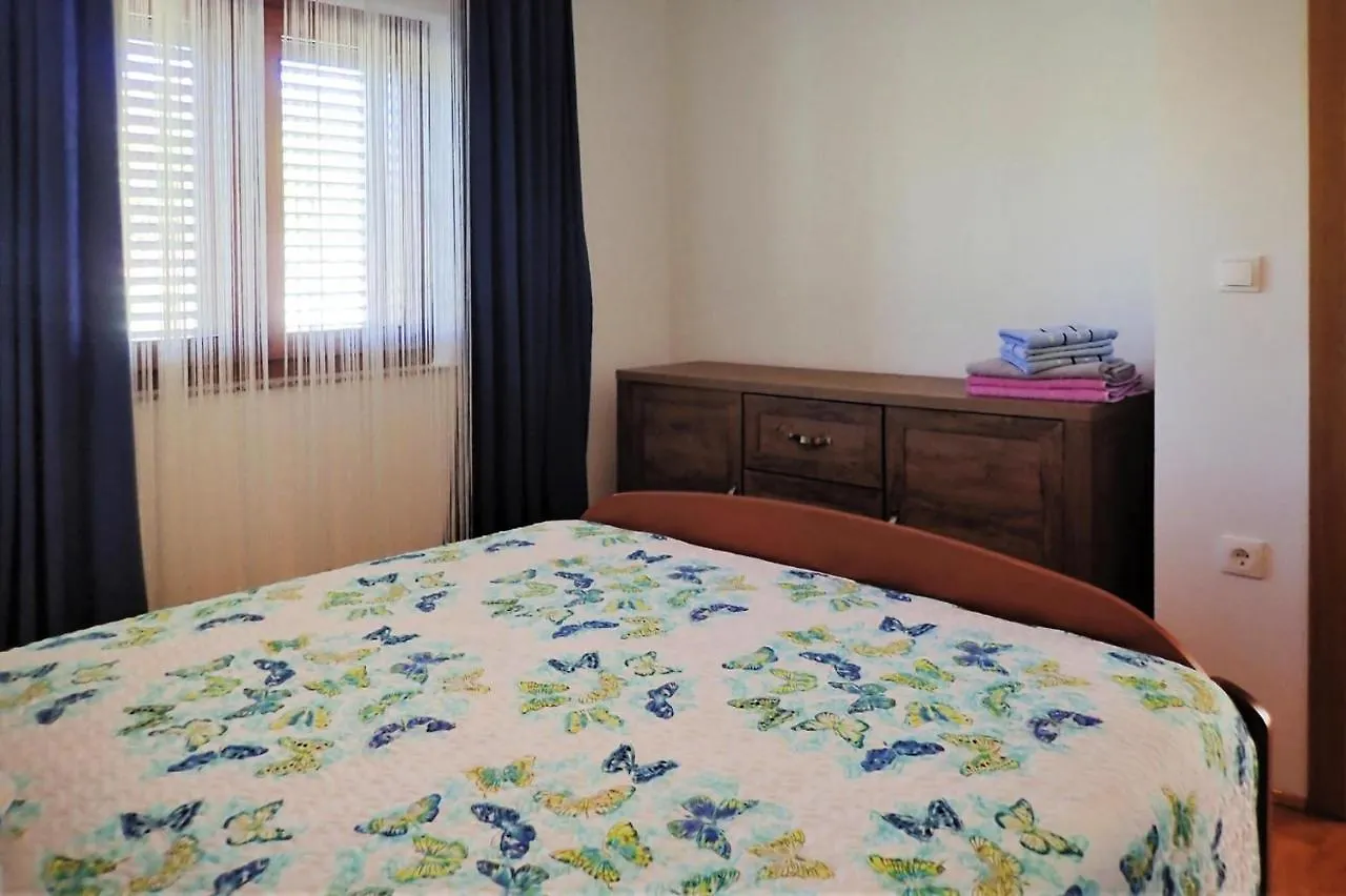 Apartment In Jasenice-Rovanjska, Comfortable And Close To The Beach Rovanjska