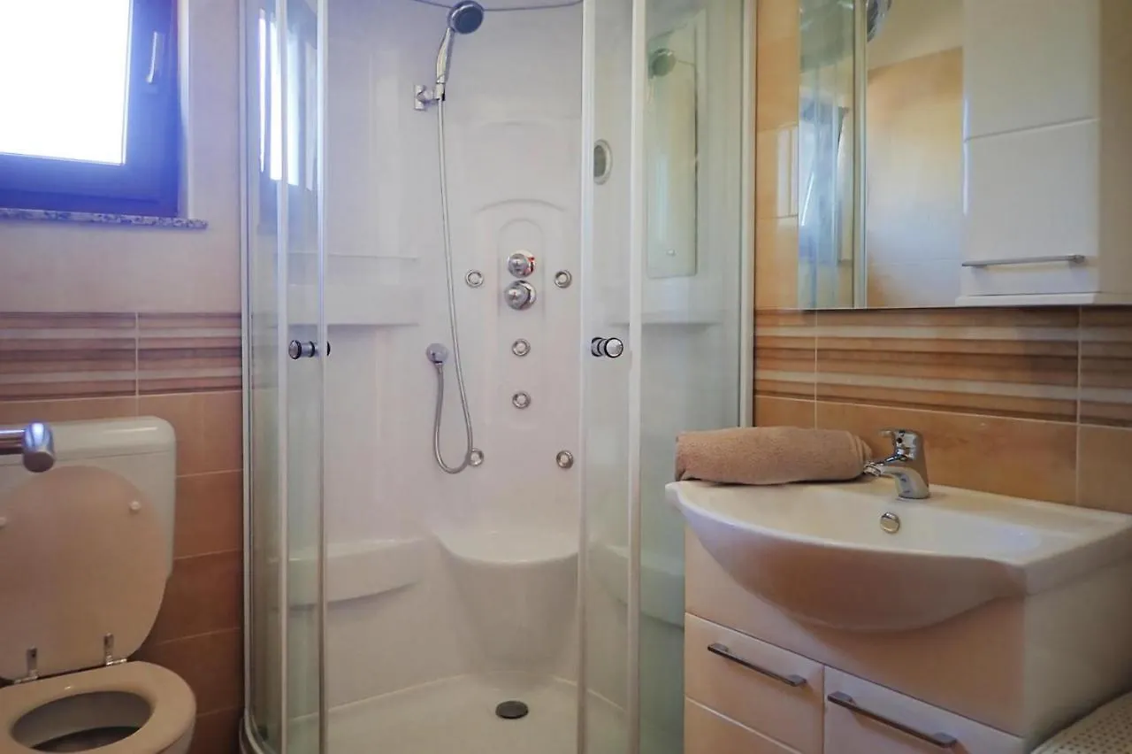 Apartment In Jasenice-Rovanjska, Comfortable And Close To The Beach  Rovanjska